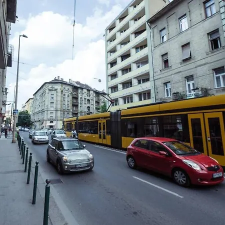 Renovated Design Close To The Danube Appartamento