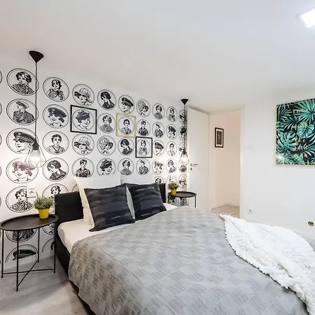Renovated Design Close To The Danube Daire