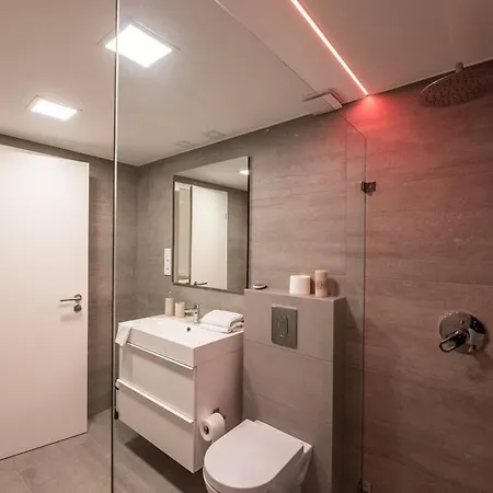 Apartment Renovated Design Close To The Danube *