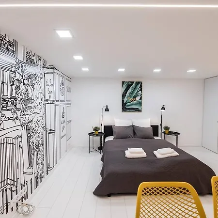 Renovated Design Close To The Danube